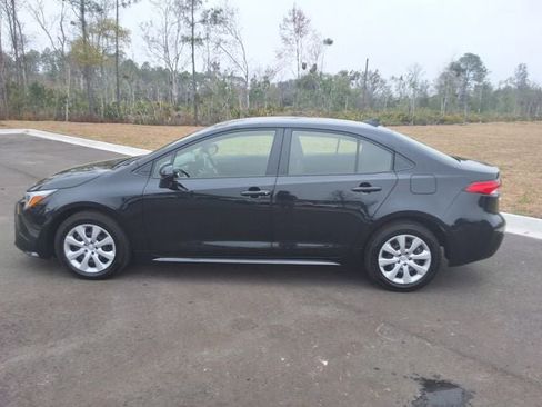 Used 2025 Toyota Corolla LE image 2