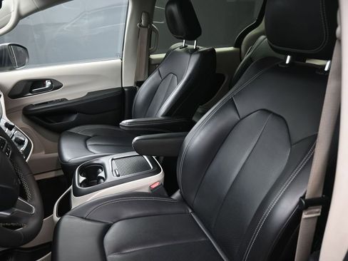 Used 2023 Chrysler Pacifica Touring-L image 33