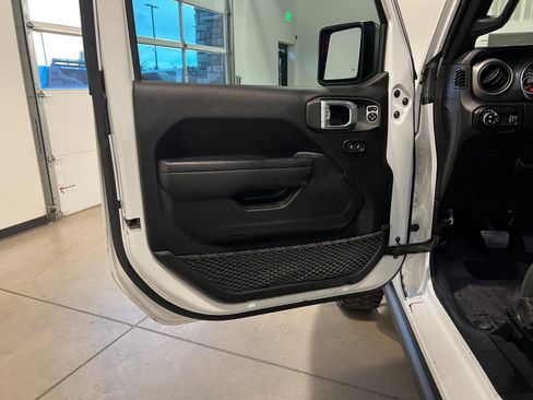 Used 2023 Jeep Gladiator Willys AWD/4WD image 24