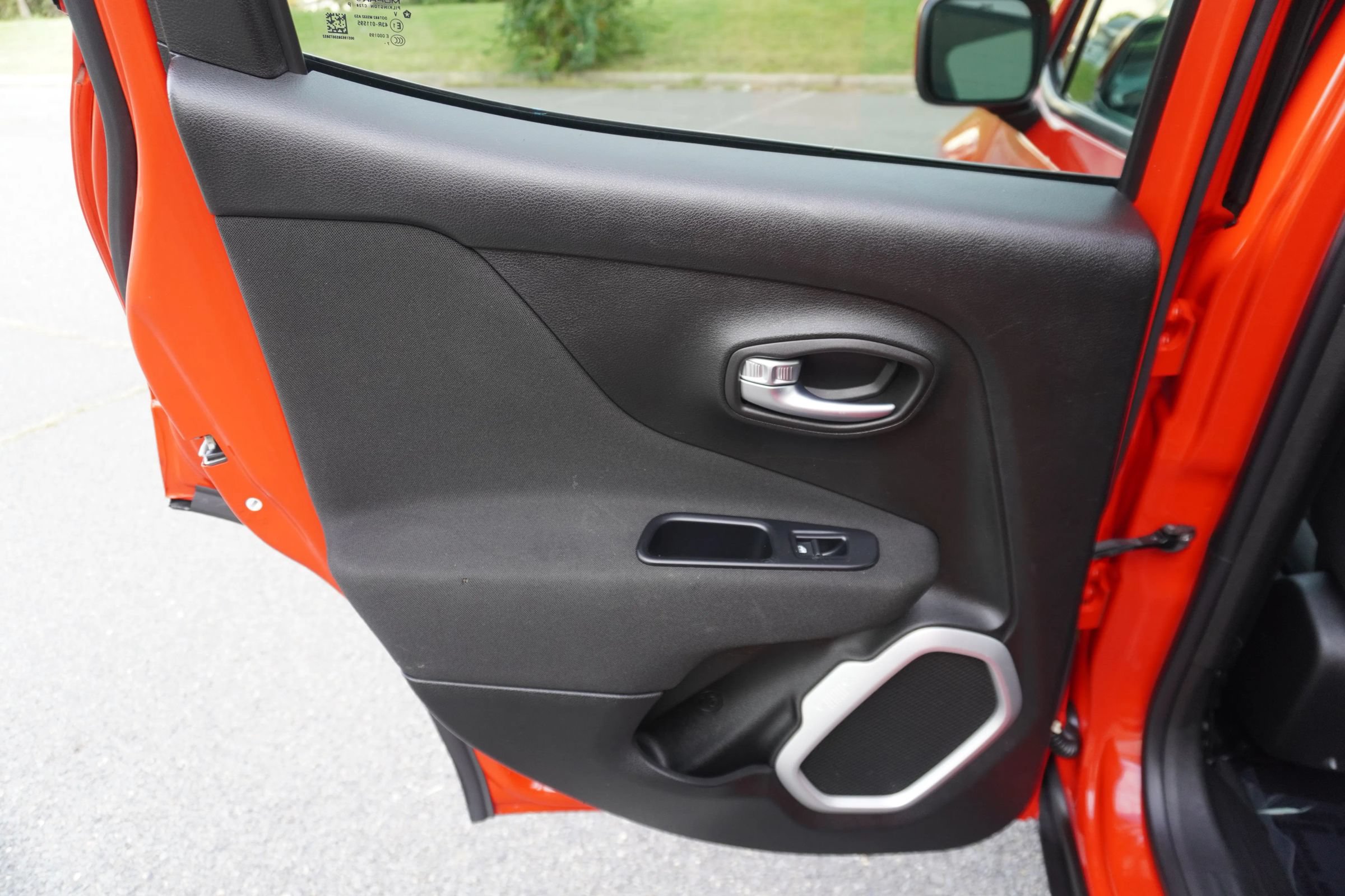Used 2018 Jeep Renegade Latitude w/ Advanced Technology Group FWD image 18