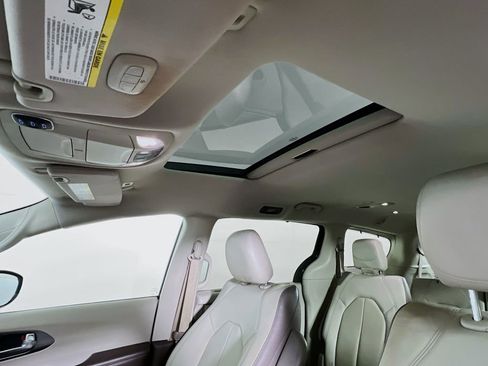 Used 2019 Chrysler Pacifica Touring-L w/ Advanced Safetytec Group image 22