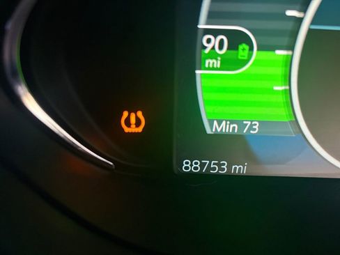 Used 2019 Chevrolet Bolt Premier w/ Infotainment Package image 28