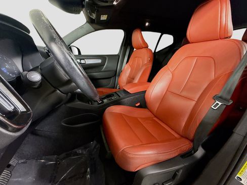 Used 2019 Volvo XC40 T4 Momentum image 22