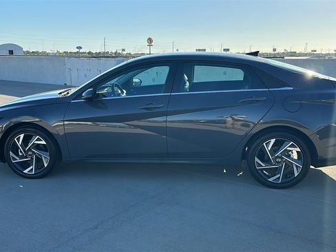 Used 2025 Hyundai Elantra Limited image 10