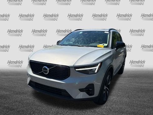 Used 2025 Volvo XC40 B5 Plus AWD/4WD image 6