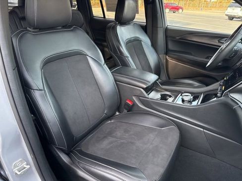 Used 2024 Jeep Grand Cherokee Altitude image 28