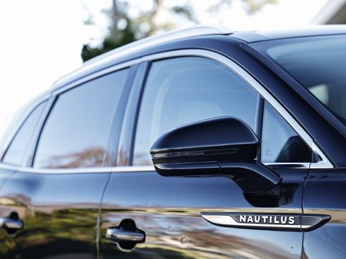 Used 2021 Lincoln Nautilus Reserve image 3