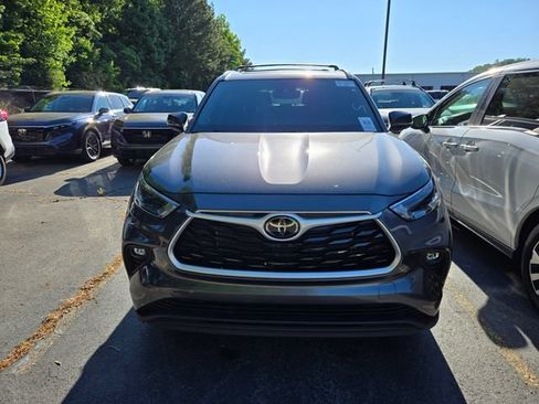 Used 2023 Toyota Highlander XLE FWD image 2