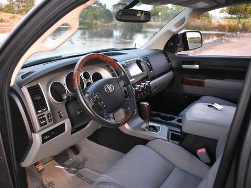 Used 2011 Toyota Tundra Limited w/ Platinum Pkg RWD image 3