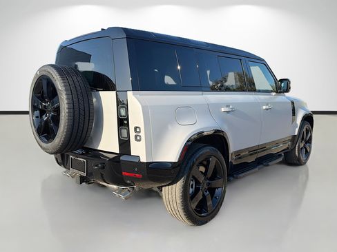 New 2026 Land Rover Defender 110 X-Dynamic SE image 5