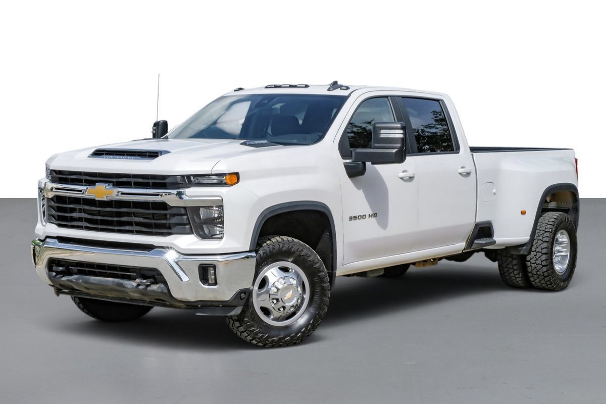 Used 2024 Chevrolet Silverado 3500 LT w/ Convenience Package AWD/4WD image 4