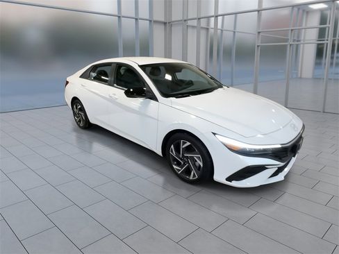 Certified 2025 Hyundai Elantra Sport image 2