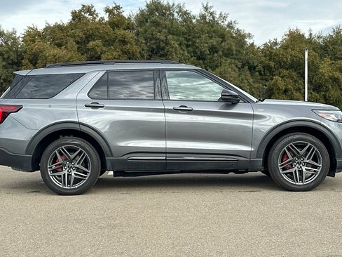 Used 2025 Ford Explorer ST-Line w/ ST-Line Street Pack image 3