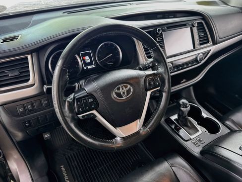 Used 2019 Toyota Highlander XLE w/ Carpet Mat Package (TMS) AWD/4WD image 10