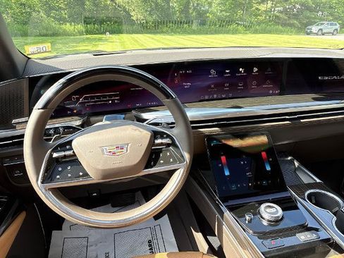 New 2026 Cadillac Escalade Luxury w/ LPO, Floor Liner Package AWD/4WD image 30