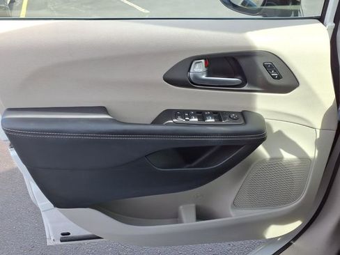 Used 2024 Chrysler Pacifica Touring-L image 16