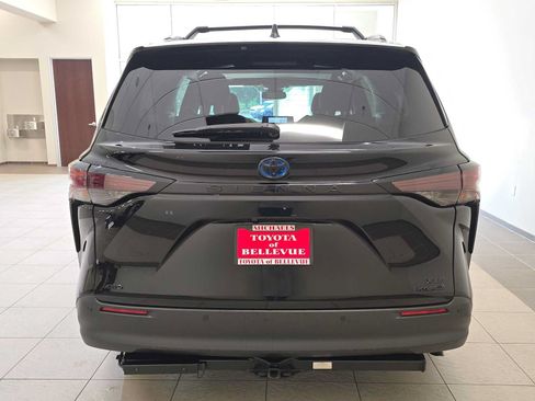 Certified 2024 Toyota Sienna XLE Woodland Edition AWD/4WD image 5