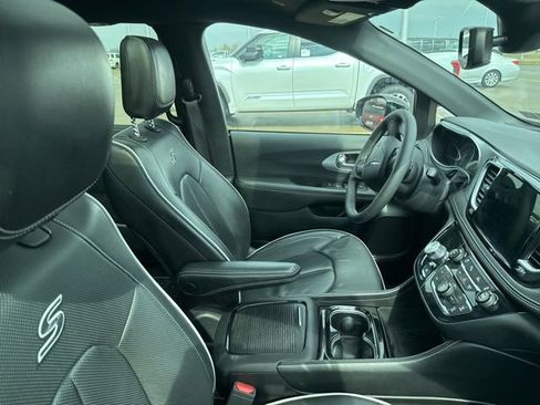Used 2025 Chrysler Pacifica Limited image 7