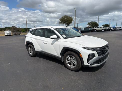 Used 2025 Hyundai Tucson SE image 1