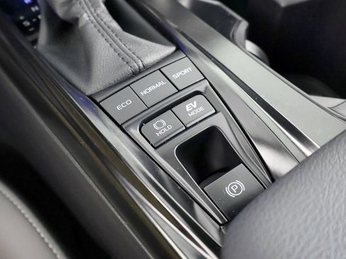 Used 2025 Toyota Camry SE AWD/4WD image 40