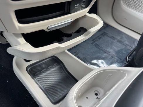 Used 2022 Chrysler Pacifica Touring-L image 16