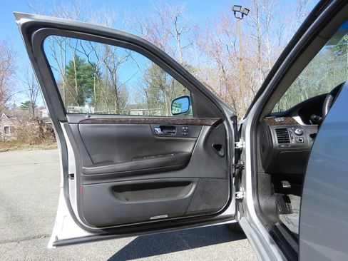 Used 2010 Cadillac DTS Luxury FWD image 9