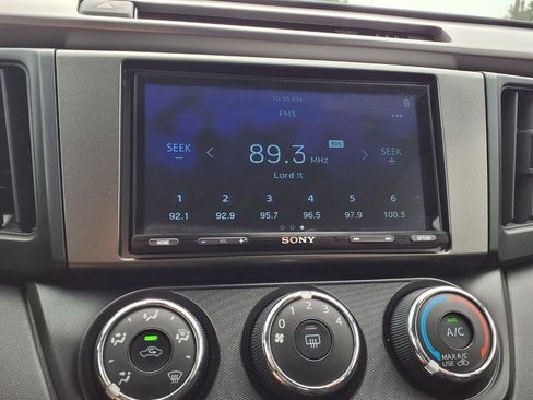 Used 2018 Toyota RAV4 LE FWD image 28