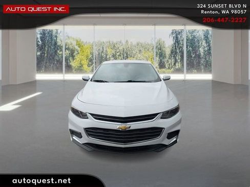 Used 2017 Chevrolet Malibu LT FWD image 2