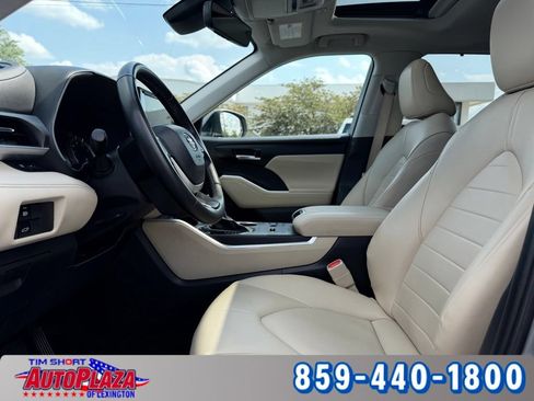 Used 2025 Toyota Highlander XLE AWD/4WD image 32