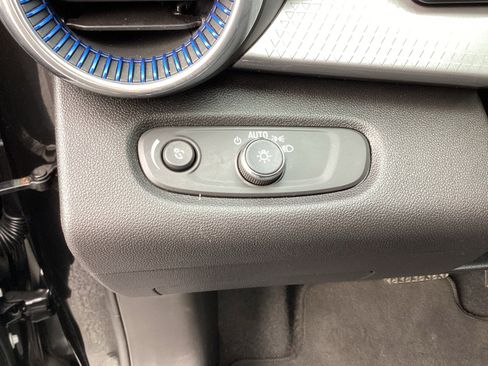 Used 2025 Chevrolet Trax LT image 28