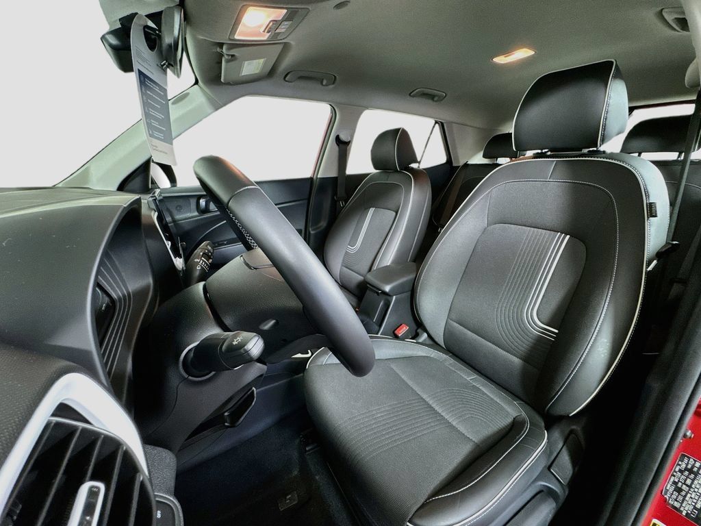 Used 2024 Hyundai Venue Limited FWD image 17