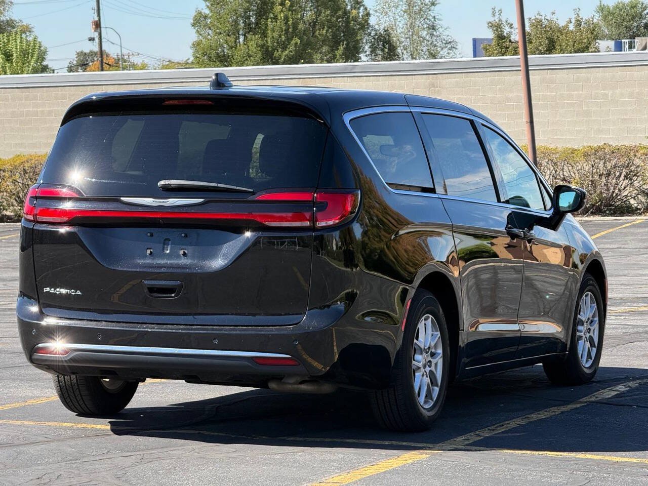Used 2024 Chrysler Pacifica Touring-L FWD image 5