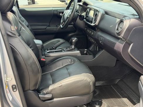 Used 2018 Toyota Tacoma TRD Sport RWD image 19