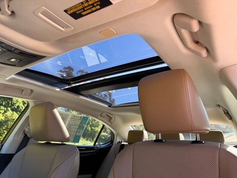 Used 2019 Lexus ES 350 Premium w/ Premium Package image 11