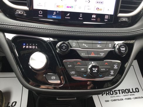 New 2026 Chrysler Pacifica Select AWD/4WD image 10