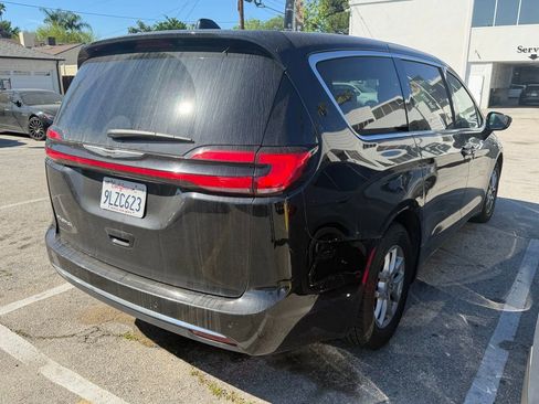 Used 2024 Chrysler Pacifica Touring-L image 4