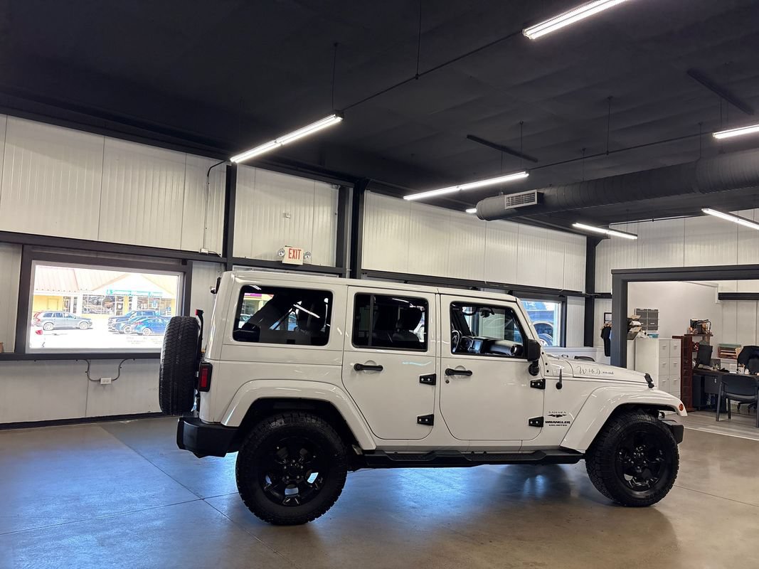 Used 2015 Jeep Wrangler Unlimited Sahara w/ Connectivity Group AWD/4WD image 14