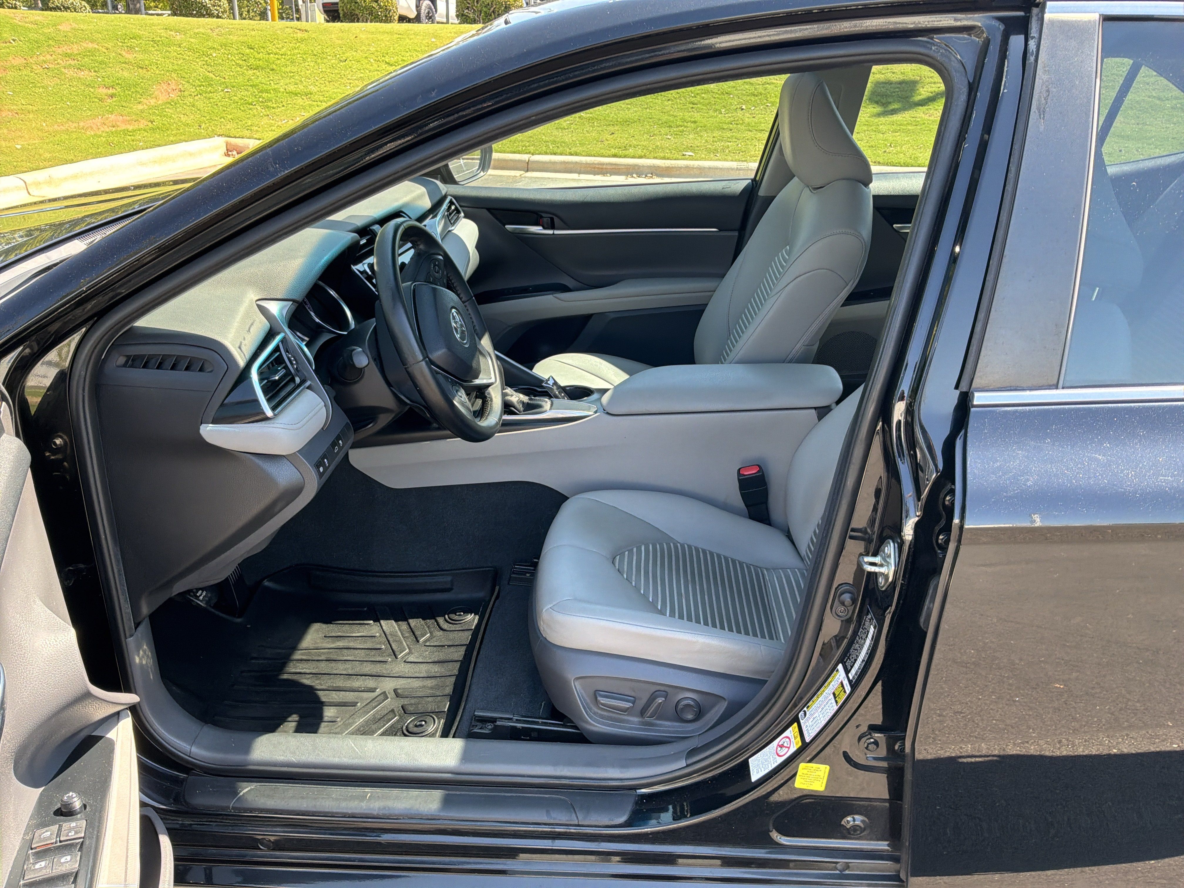 Used 2018 Toyota Camry SE w/ Moonroof Package FWD image 16