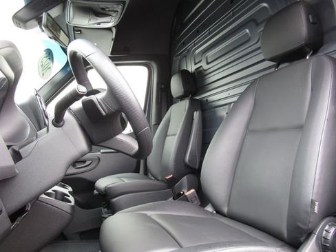 Used 2025 Mercedes-Benz Sprinter 2500 image 11
