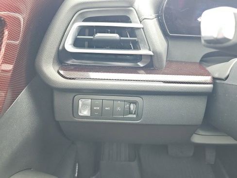 Used 2024 Chevrolet Traverse Z71 w/ Enhanced Driving Package AWD/4WD image 24