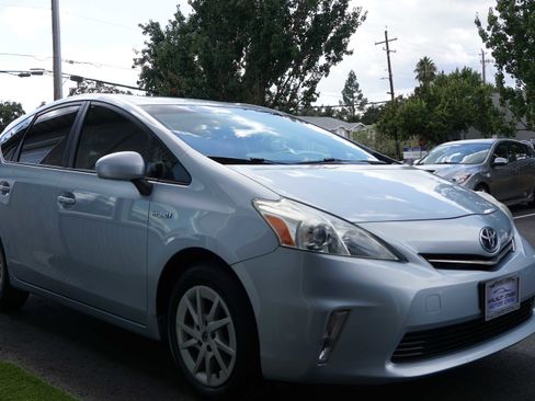 Used 2014 Toyota Prius V Three image 10