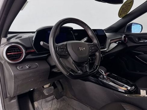 Used 2024 Chevrolet Trax RS w/ Sunroof Package FWD image 9