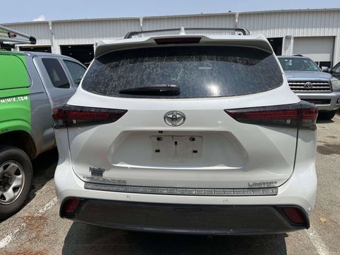 Used 2024 Toyota Highlander Limited FWD image 4