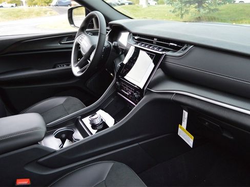 New 2025 Jeep Grand Cherokee Altitude image 29