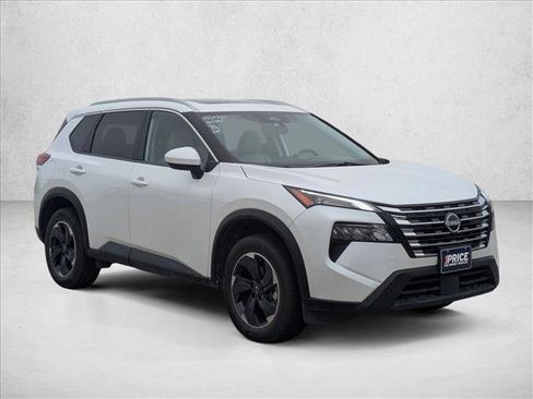 Used 2025 Nissan Rogue SV w/ SV Premium Package FWD image 3