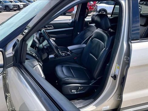 Used 2017 Ford Explorer XLT w/ Equipment Group 202A FWD image 18
