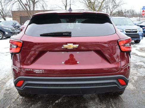 Used 2024 Chevrolet Trax LS w/ LS Convenience Package image 9