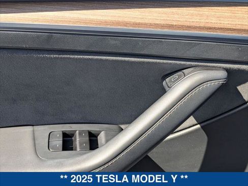 Used 2025 Tesla Model Y Long Range image 11