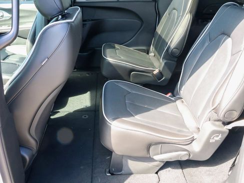 New 2026 Chrysler Pacifica Limited AWD/4WD image 17