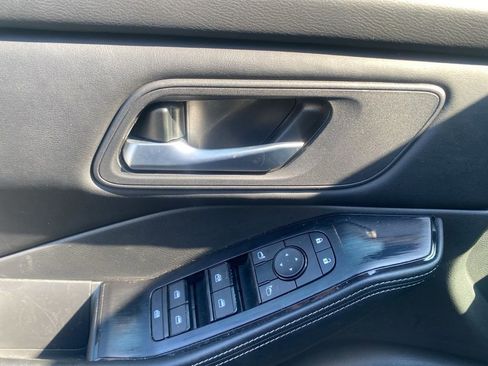 Used 2025 Nissan Rogue SV image 11